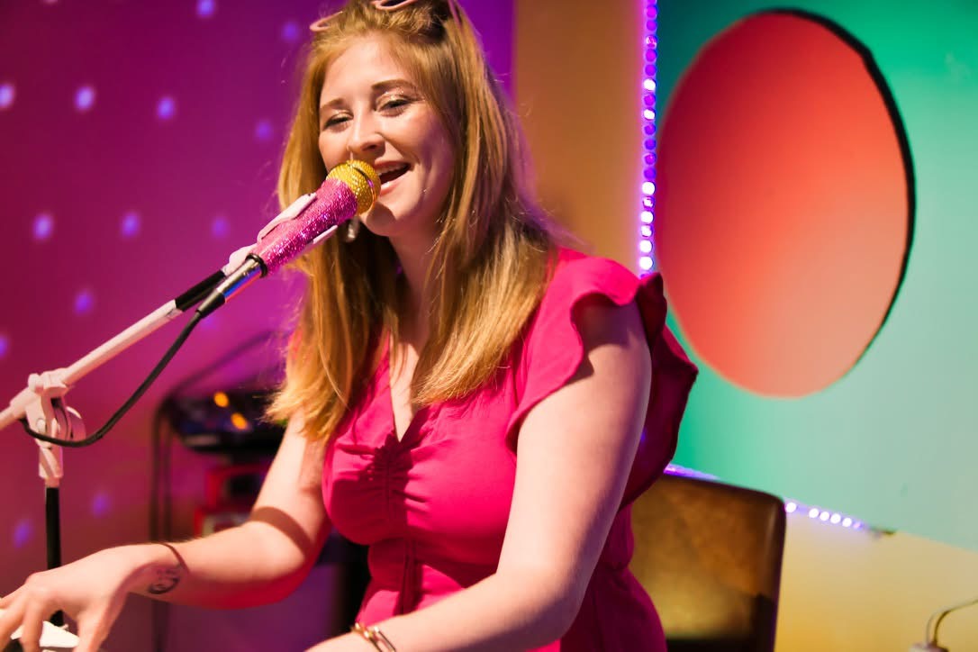Maggie Moon performing a colorful dueling-piano show